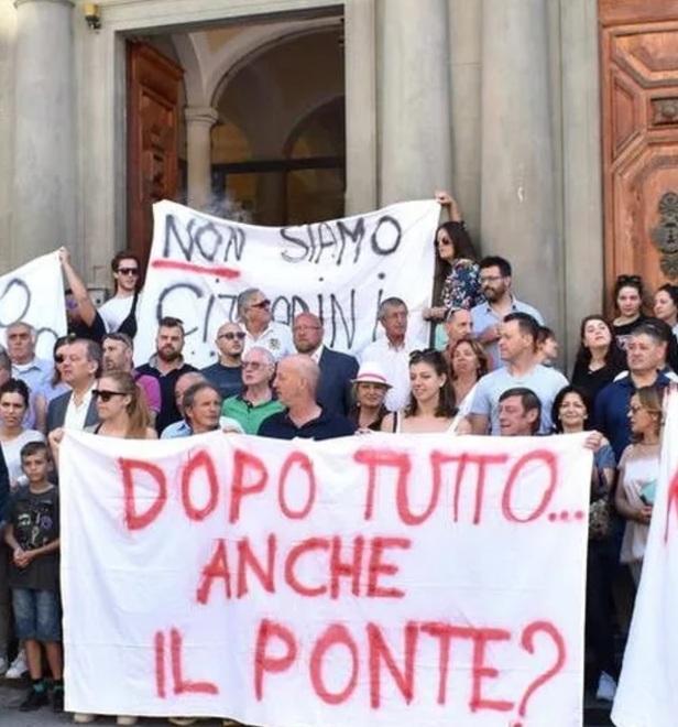 Gettate nel fiume le transenne vandali al Ponte dei Mandrini 