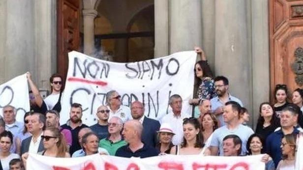 Gettate nel fiume le transenne vandali al Ponte dei Mandrini