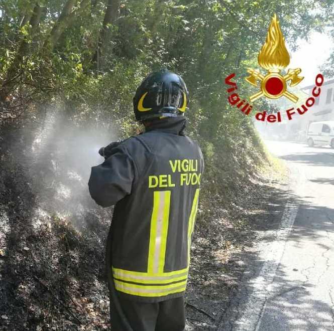 L’auto in marcia va in fiamme esplode la bombola nel baule 