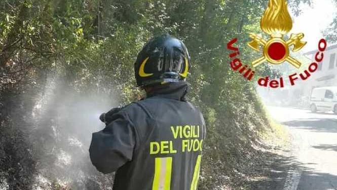 L’auto in marcia va in fiamme esplode la bombola nel baule