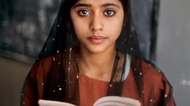 All’Estense arriva “Leggere” McCurry narra in 70 scatti la passione per letteratura
