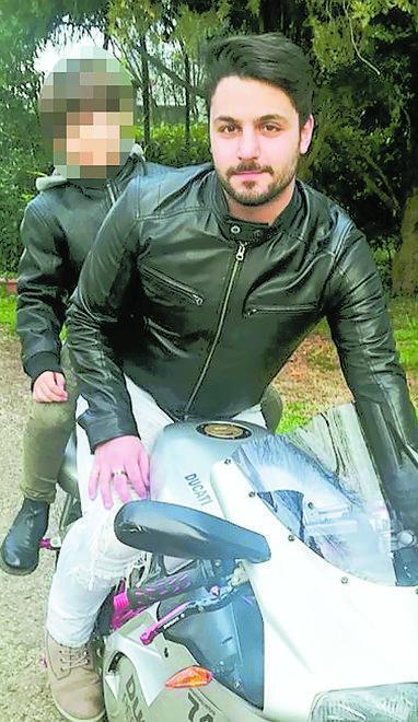 Giovane papà muore dopo sei giorni di coma. Era rimasto ferito in un incidente in moto 