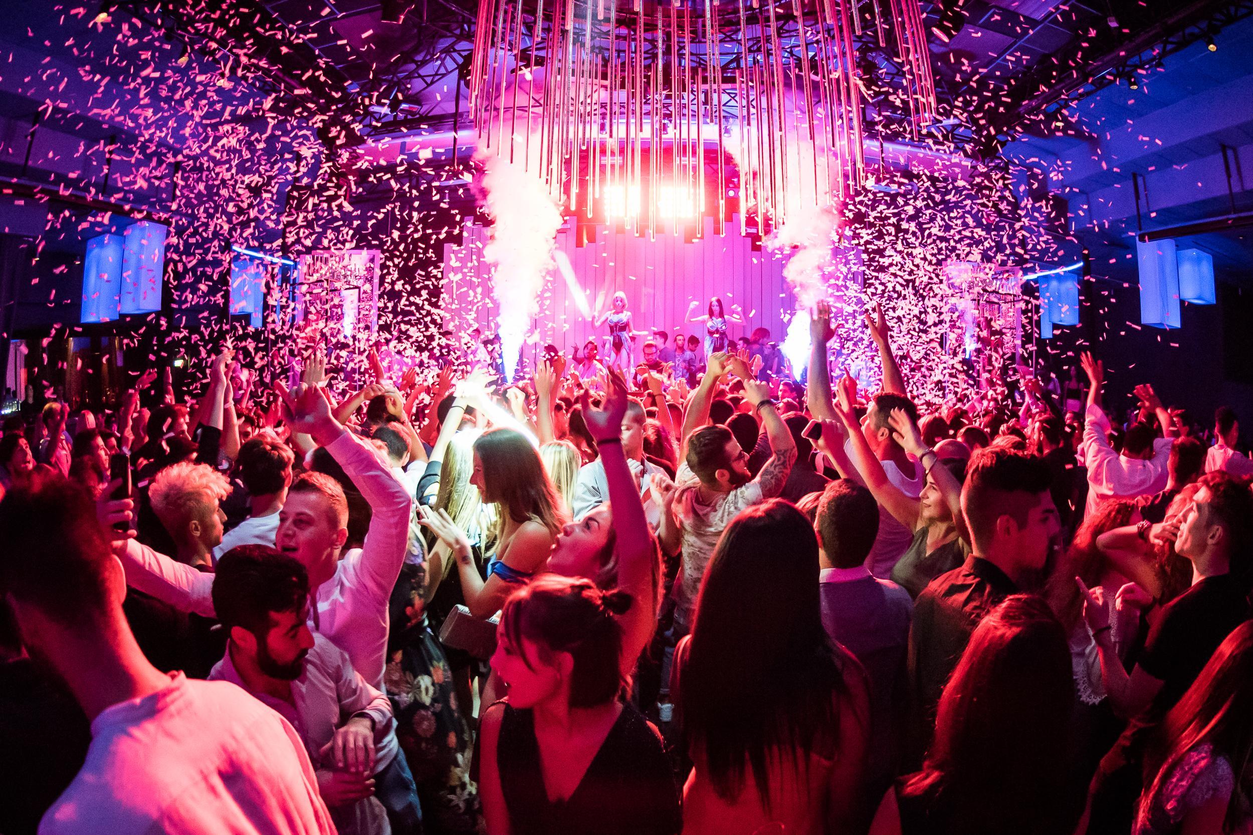 Quattro raid con lo spray in discoteca. La firma dei modenesi anche a Ferrara 