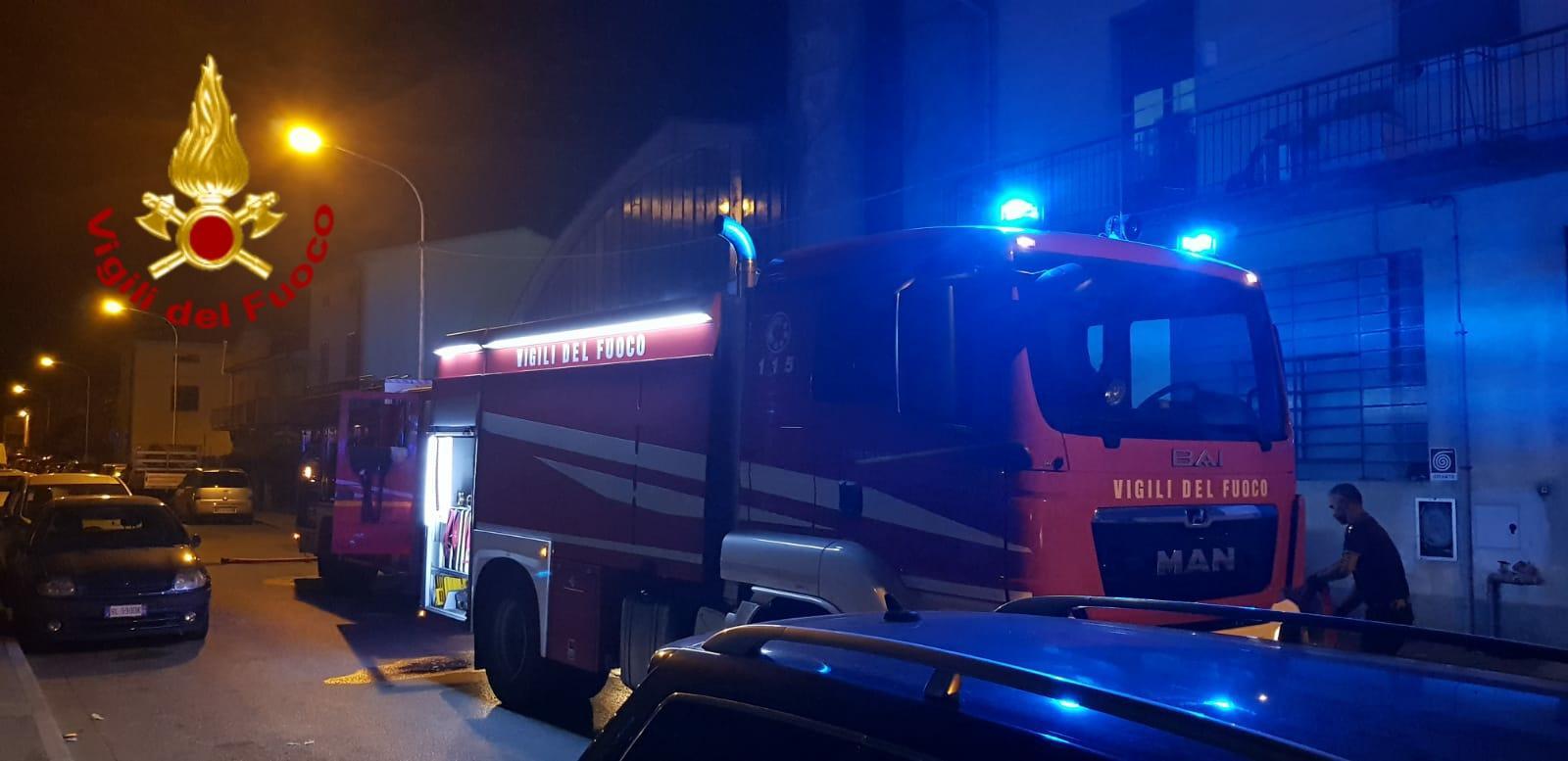 Intervento dei vigili del fuoco in via Senio a Maliseti per l'incendio in una filatura