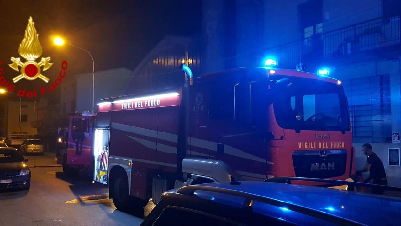 Intervento dei vigili del fuoco in via Senio a Maliseti per l'incendio in una filatura