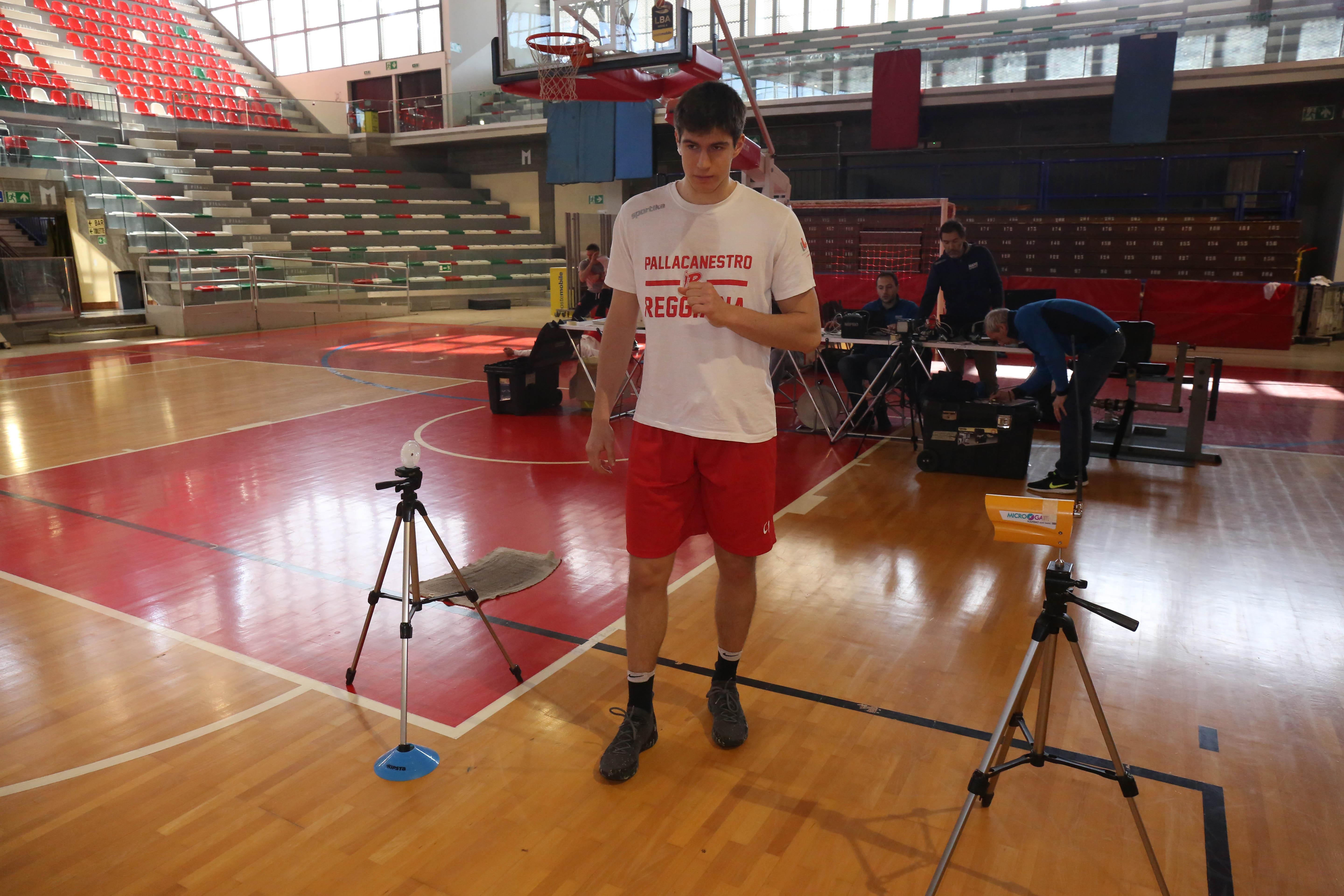 Leo Candi al palasport  alle prese con i test Mapei a cui i biancorossi si sono sottoposti in questi anni