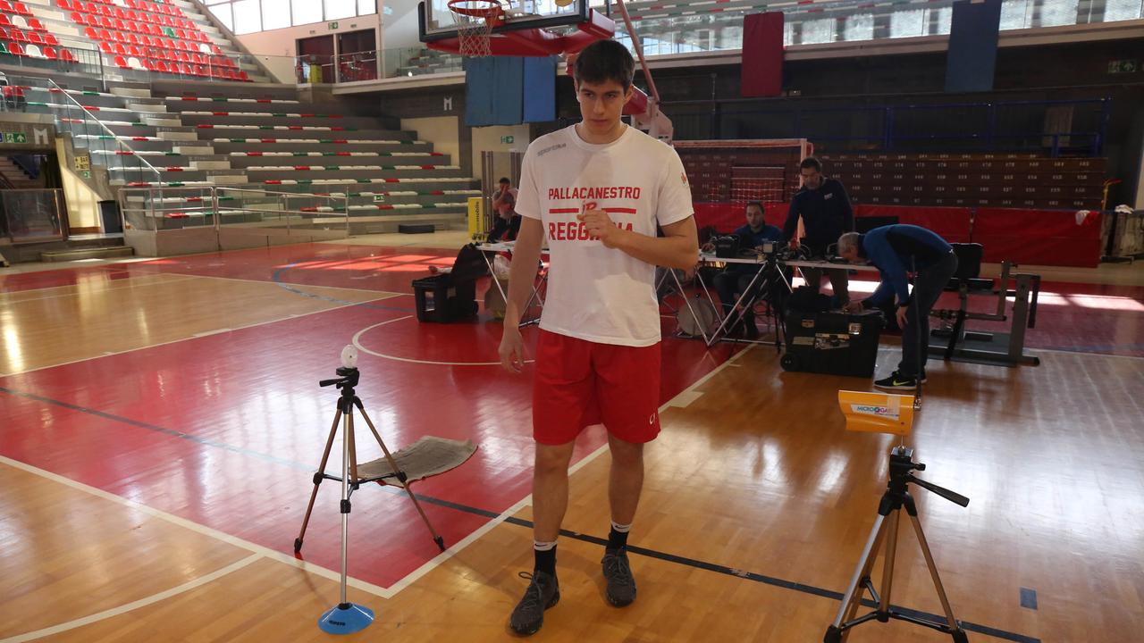 Leo Candi al palasport alle prese con i test Mapei a cui i biancorossi si sono sottoposti in questi anni