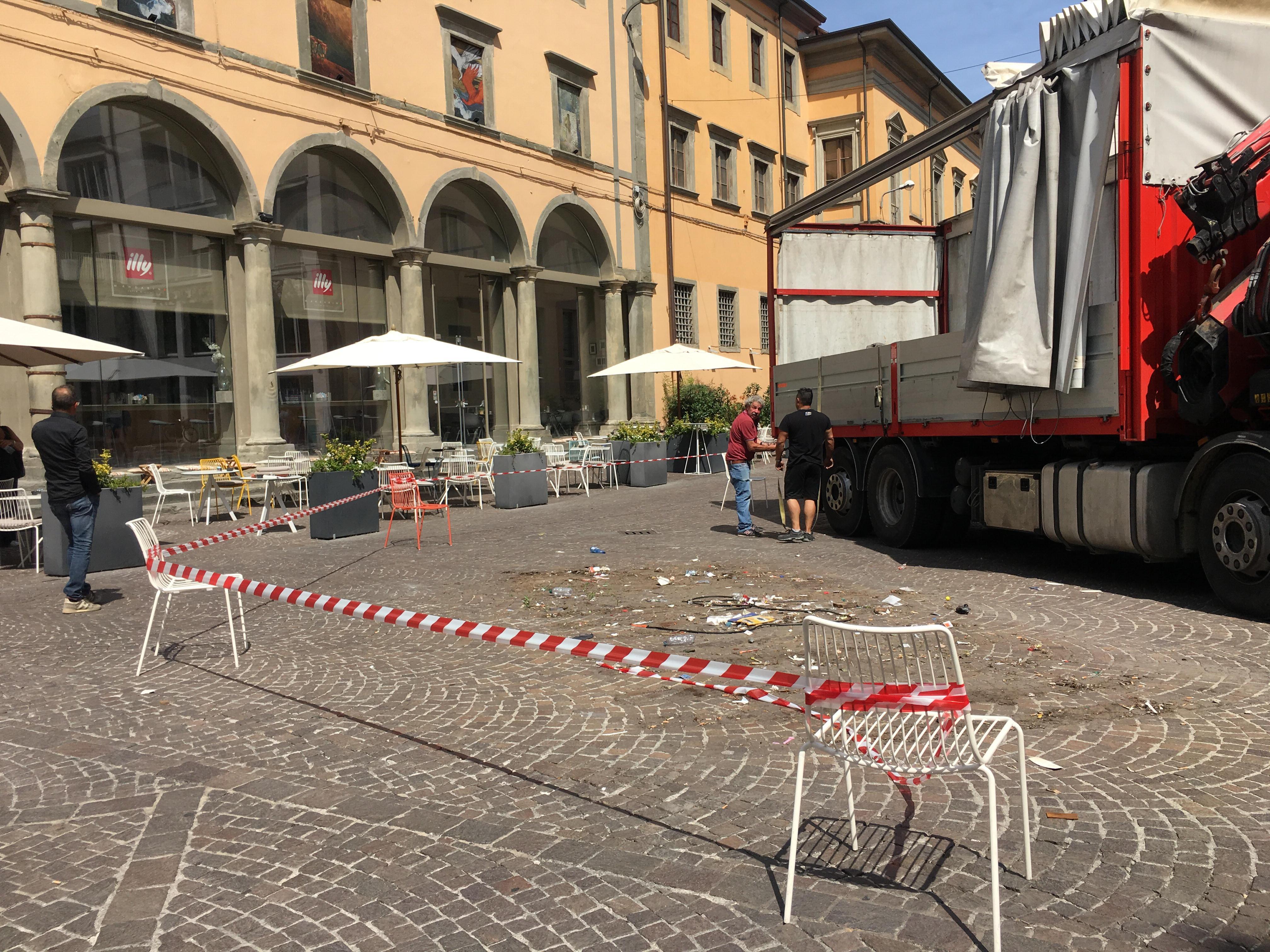 Il punto in cui è caduta la statua in piazza Curtatone (Foto Franco Silvi)