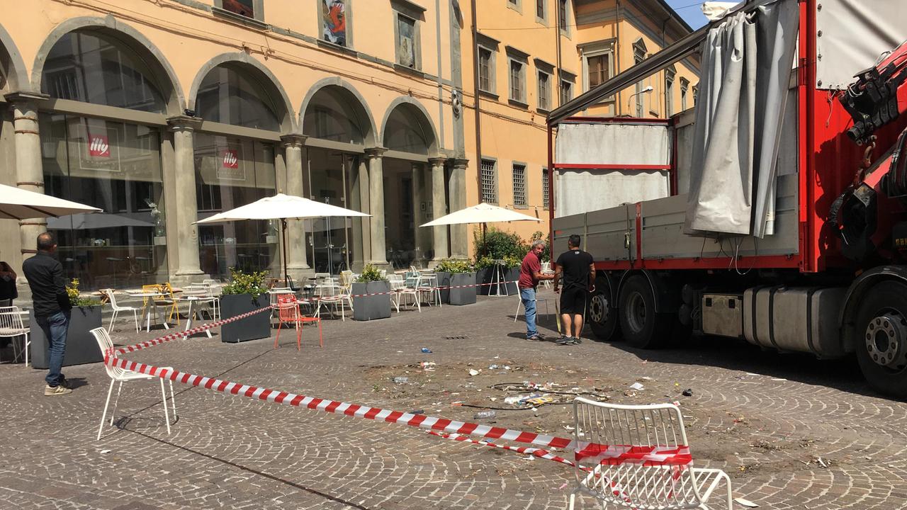 Il punto in cui è caduta la statua in piazza Curtatone (Foto Franco Silvi)