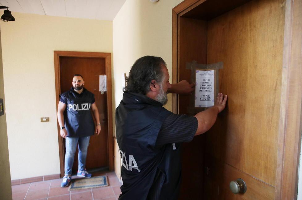 «In Italia si fa così»: e loro si concedevano ai clienti con la speranza di trovare marito 