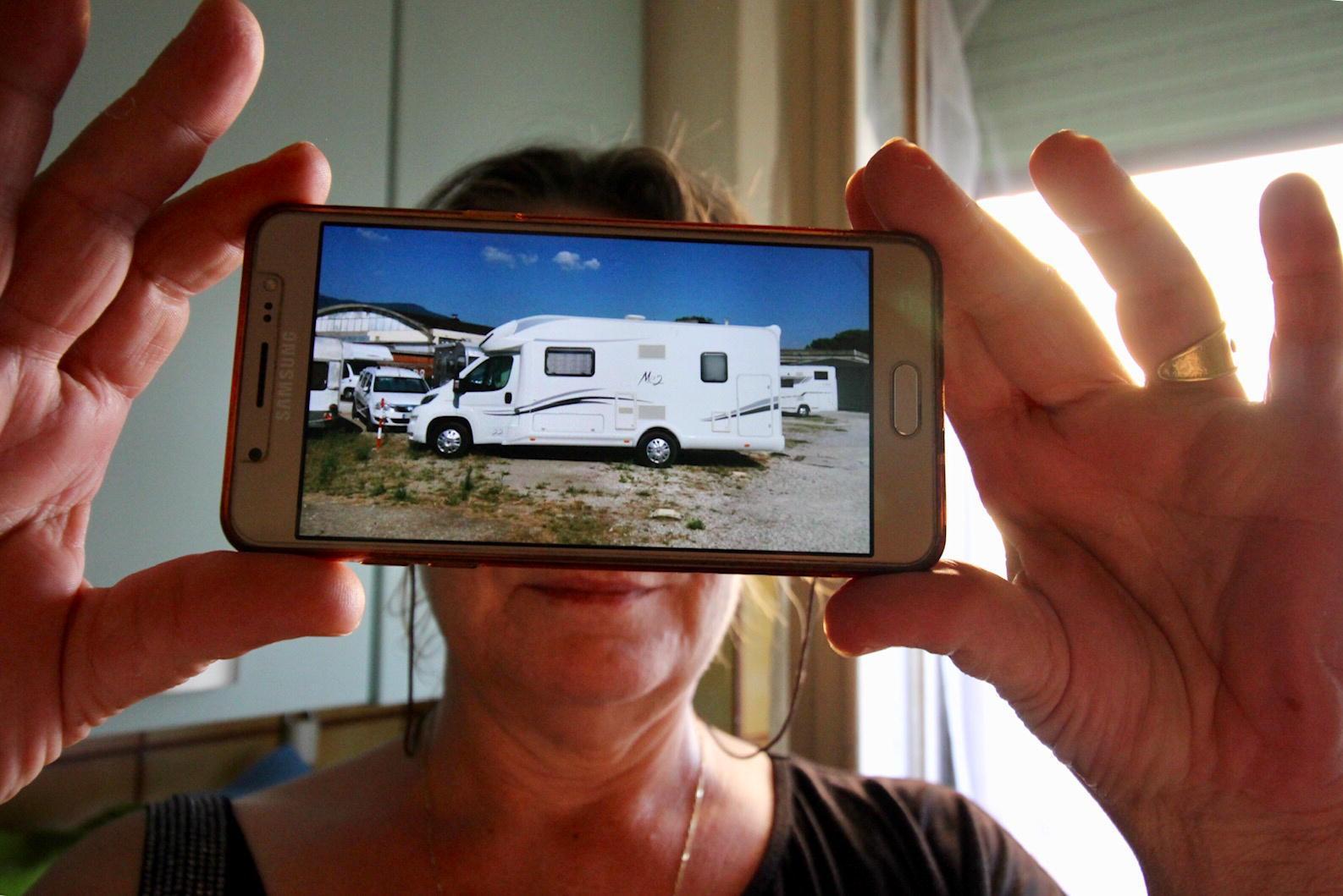 La signora Rossana Stella mostra il camper
