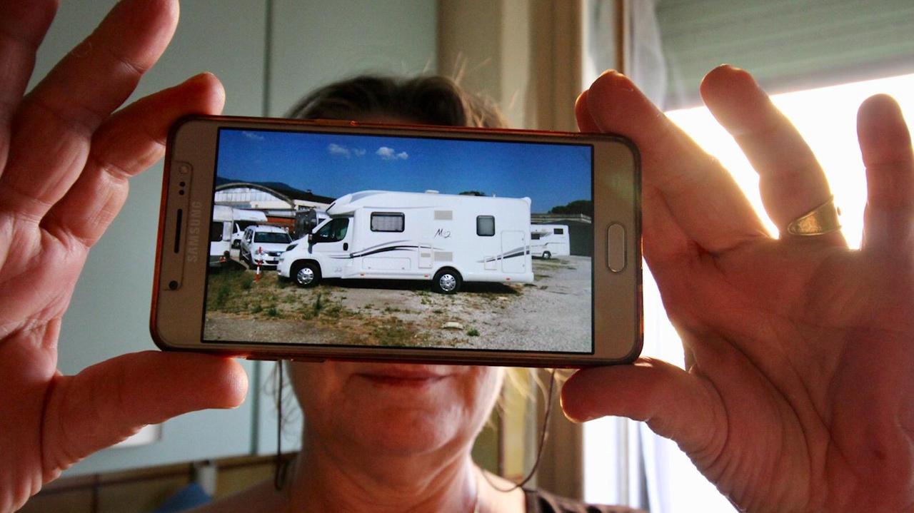 La signora Rossana Stella mostra il camper