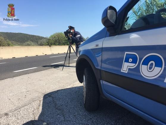 Ubriaco in auto sfreccia a oltre 150 km/h: via la patente 