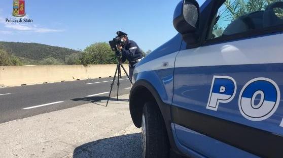 Ubriaco in auto sfreccia a oltre 150 km/h: via la patente
