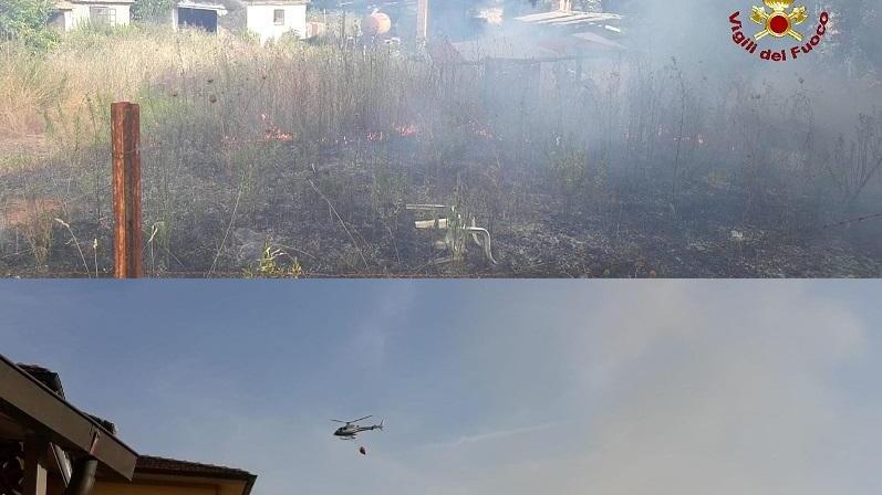 Incendio vicino alle case, paura a Ribolla