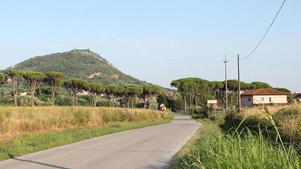 Viale del Vergaiolo, la lunga strada di campagna teatro ieri mattina dell’ennesimo furto agli anziani