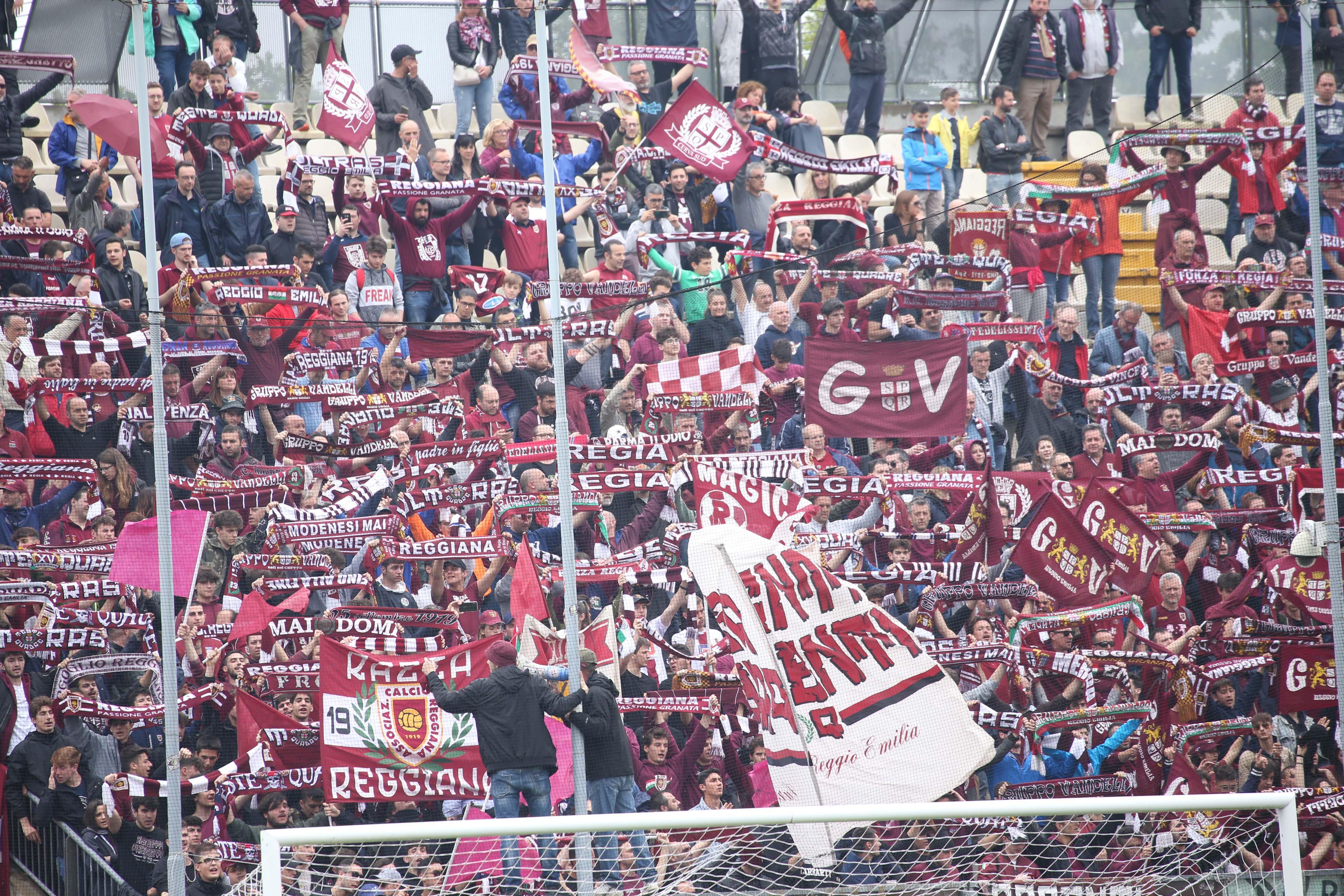 Modena - Reggio Audace, colpi a ombrellate fuori dallo stadio: daspo per sette ultrà reggiani