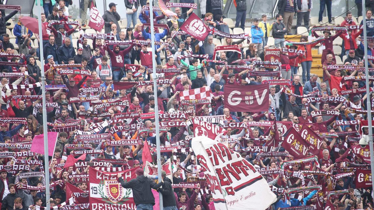 Modena - Reggio Audace, colpi a ombrellate fuori dallo stadio: daspo per sette ultrà reggiani