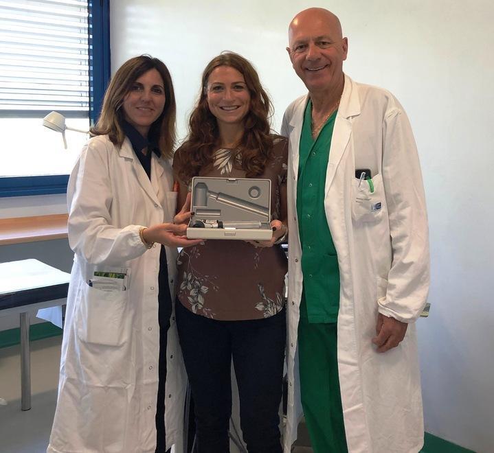 Coppia di sposi dona un dermatoscopio rinunciando ai confetti