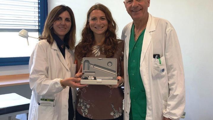Coppia di sposi dona un dermatoscopio rinunciando ai confetti