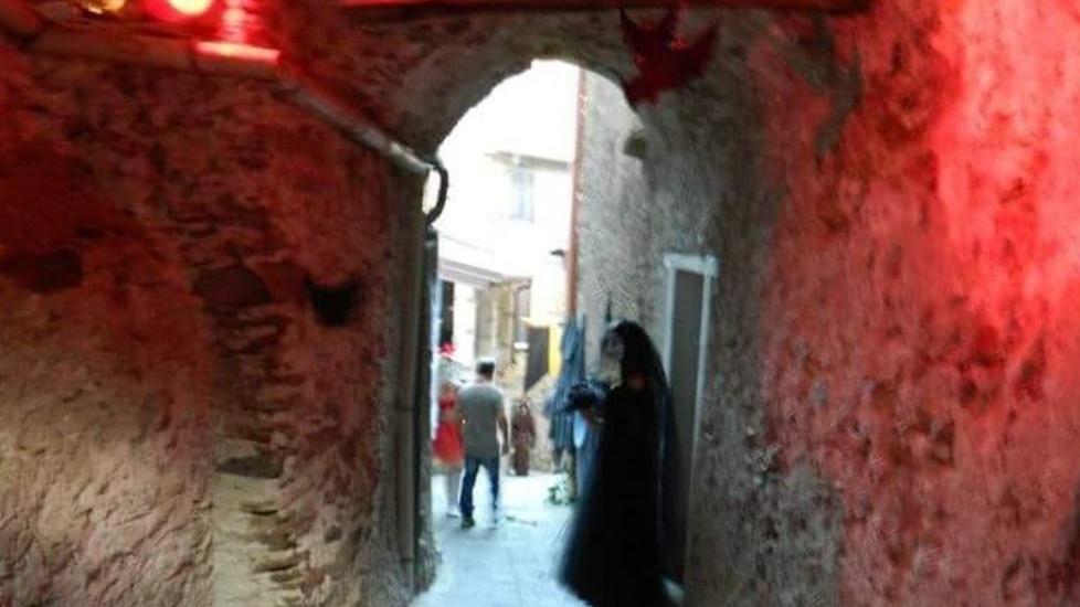 Tuffi nella storia a Terrinca sfilate, balli medievali e a cena con Michelangelo