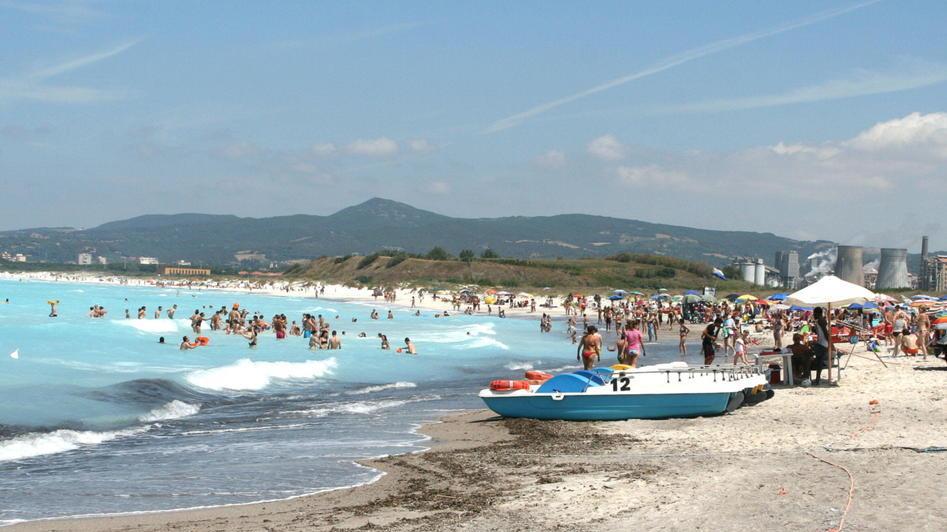 «5 bagnini per 3mila persone» Spiagge Bianche, è emergenza