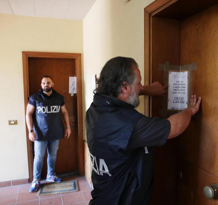Marito e moglie gestivano casa a luci rosse: arrestati