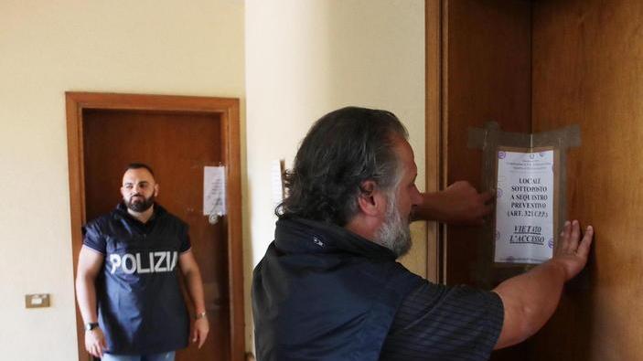 Marito e moglie gestivano casa a luci rosse: arrestati