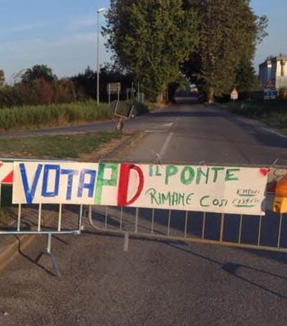 La protesta sulla transenna