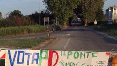La protesta sulla transenna