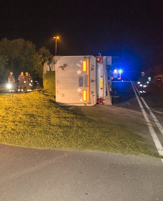 Tir si ribalta in tangenziale
