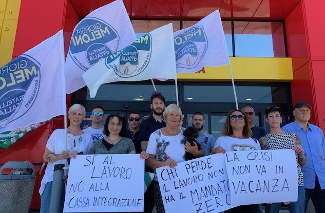 Flash mob di FdI ieri davanti al Mercatone 