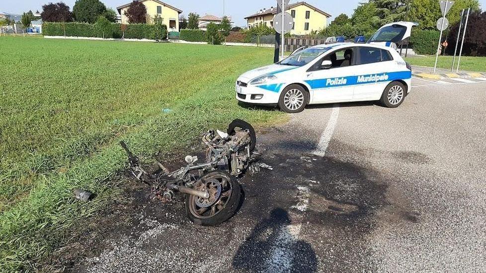 A fuoco lo scooter mentre va La conducente resta illesa