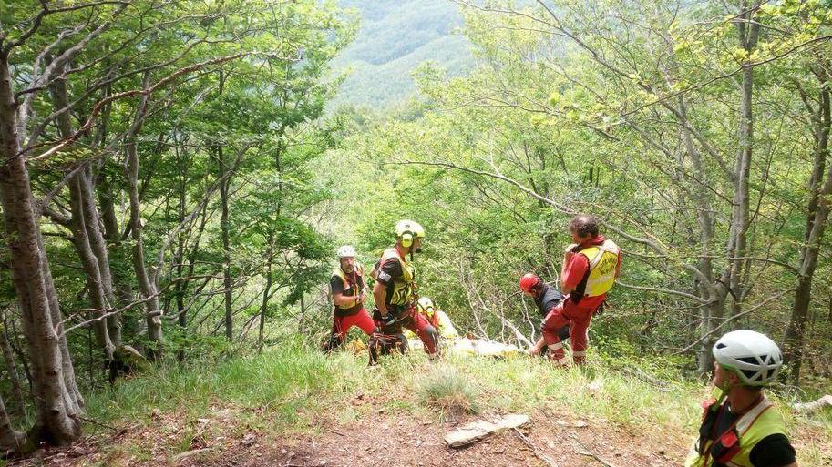 Cade in bici sul sentiero e si lussa una spalla arriva il Soccorso alpino