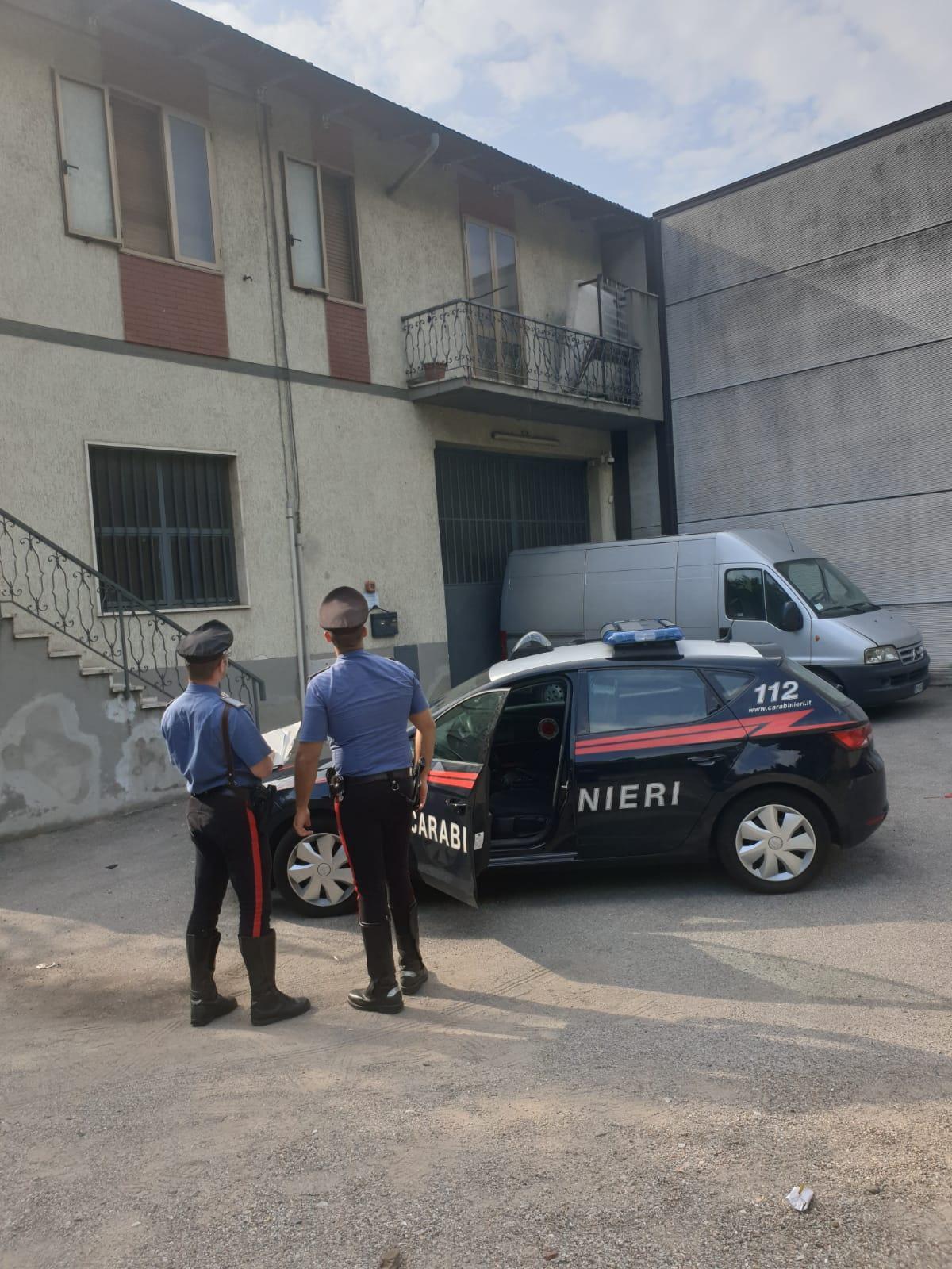 I controlli dei carabinieri in una casa-fabbrica a La Tignamica a Vaiano