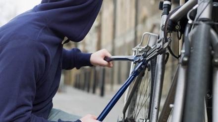 Ladro di biciclette bloccato dalla polizia municipale 