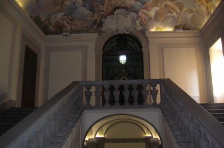 Lo scalone centrale del palazzo Amati Cellesi, ex sede Monte dei Paschi