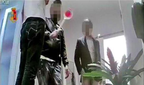 L’arrivo dei falsi carabinieri nella casa dell’imprenditore fu ripreso da una telecamera