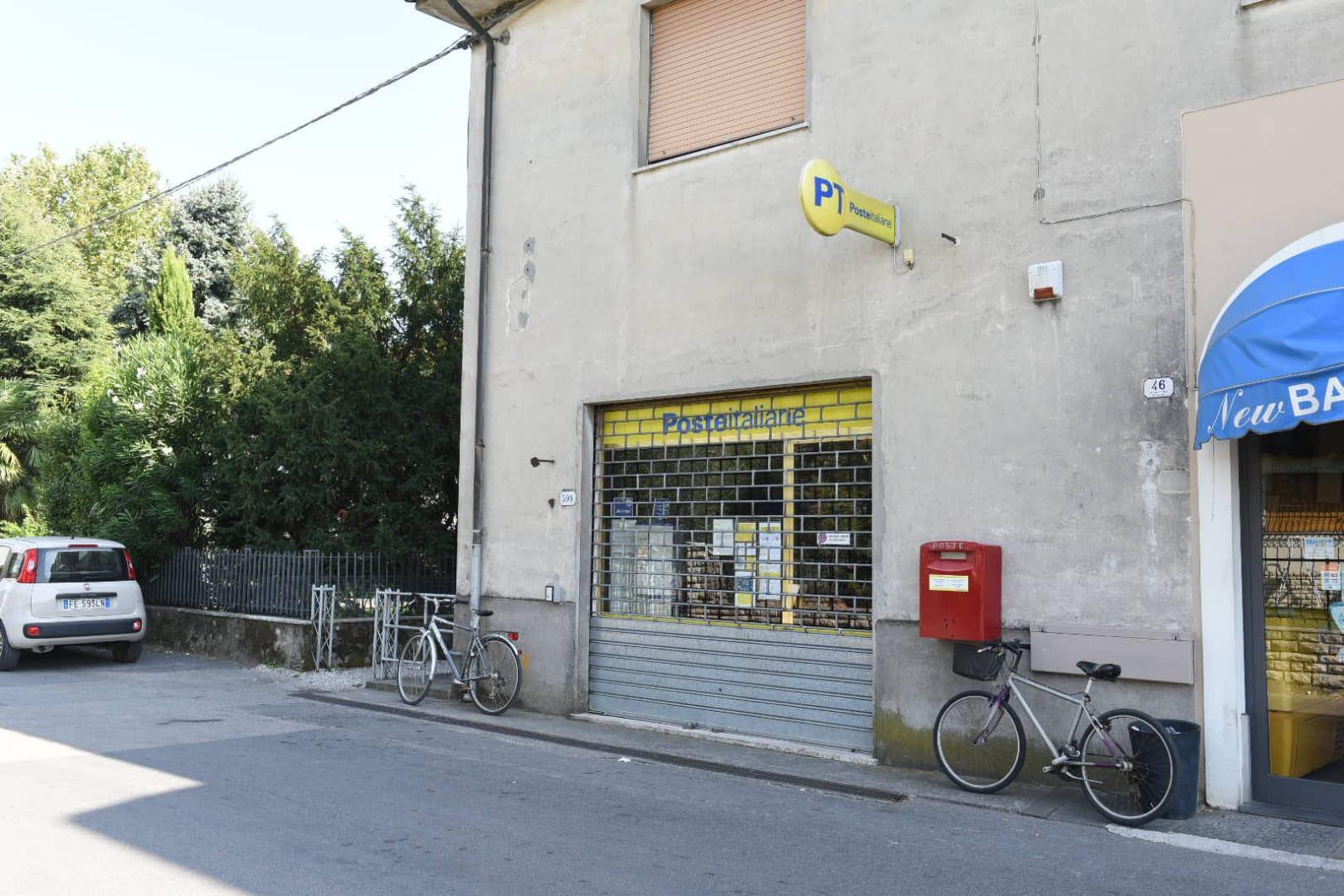 L'ufficio postale rapinato (foto Sernacchioli)