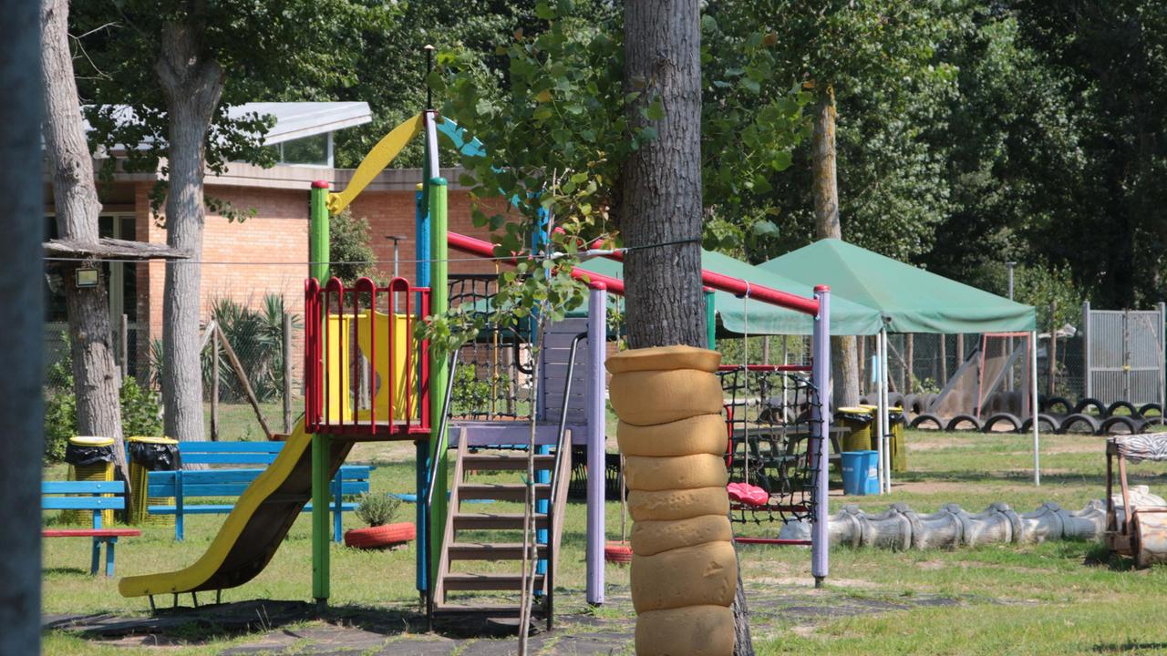 Bimbo di nove anni si ferisce giocando con gli amici