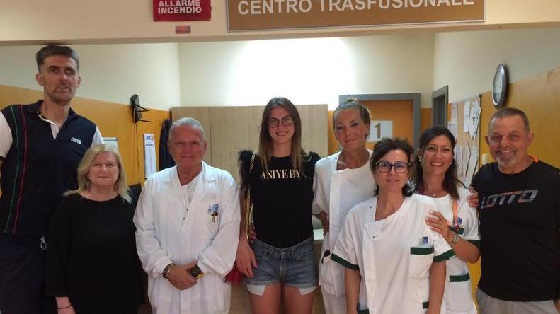 Federica Squarcini (al centro) con i volontari dell’Avis Capannoli e il personale del centro trasfusionale