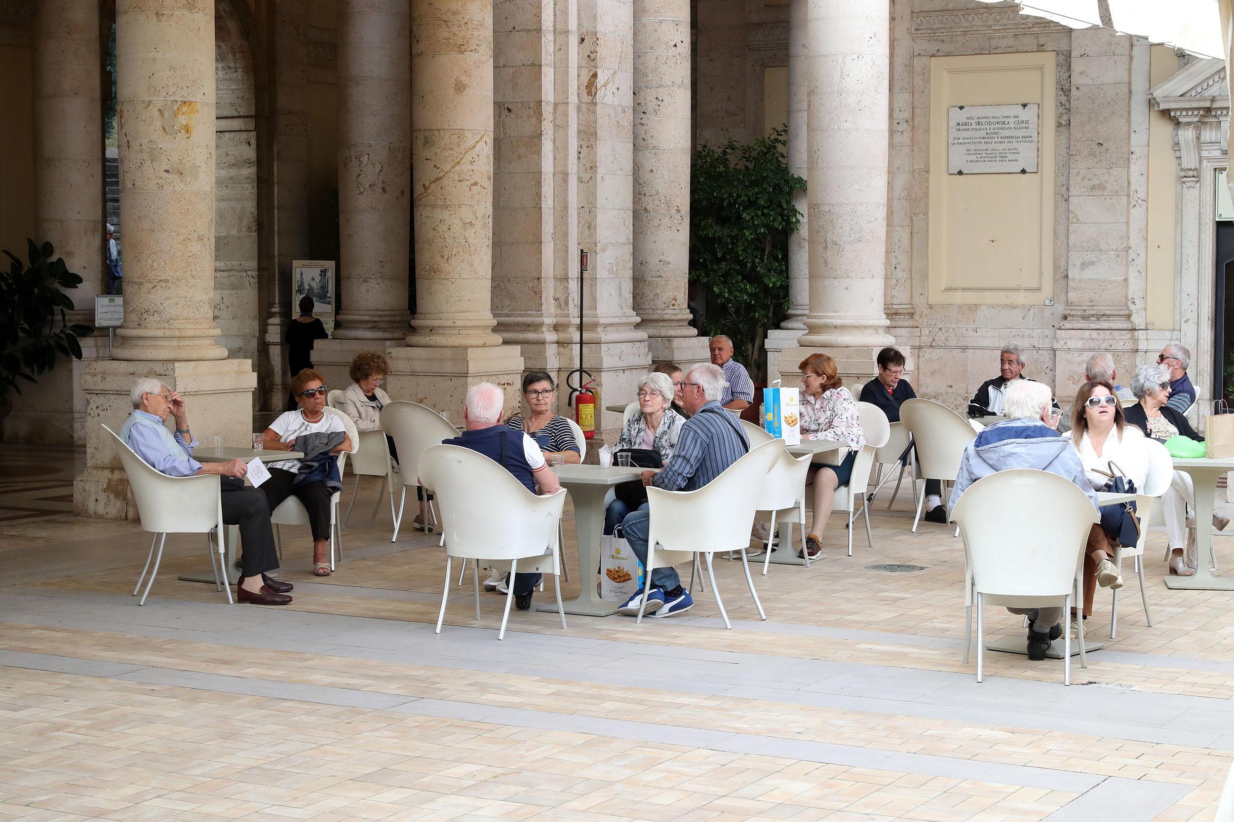 Turisti allo stabilimento Tettuccio