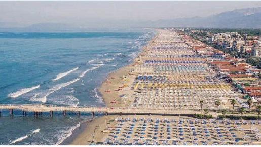 La casa al mare costa sempre meno: il calo più marcato a Viareggio (-10,6%)