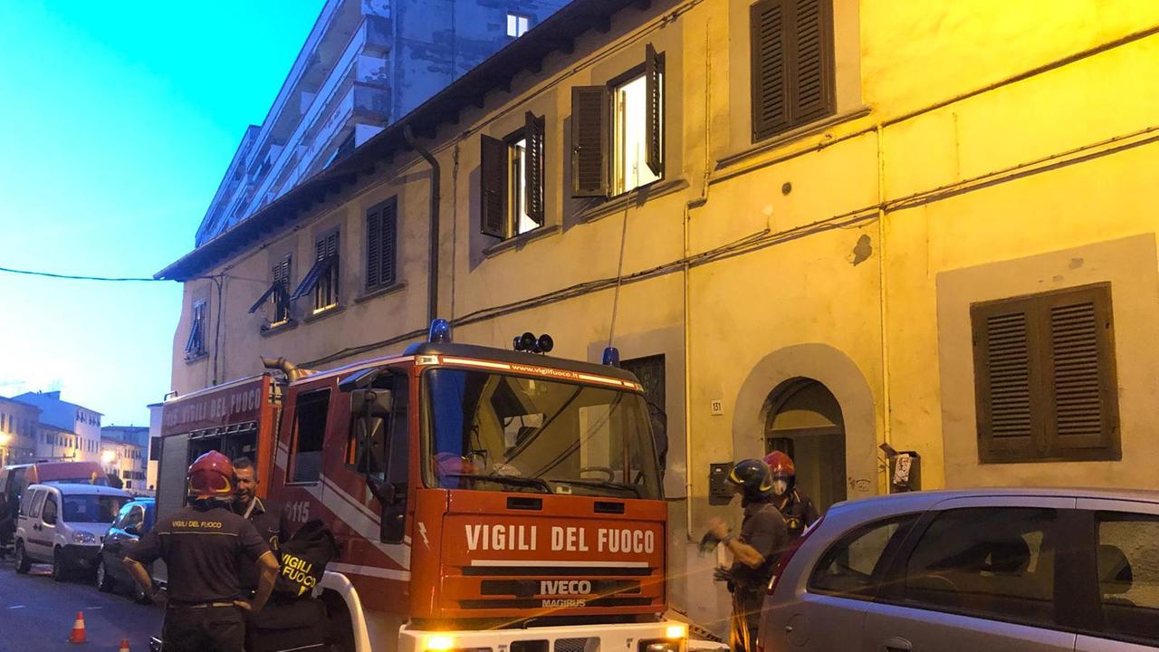 I vigili del fuoco in azione in Borgo San Jacopo
