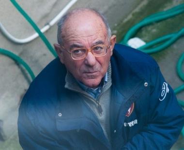 L’ex sindaco Adriano Puddu mentre viene trasferito in tribunale, a destra lo stabilimento della Portovesme dove per l’accusa avrebbe ricevuto una tangente