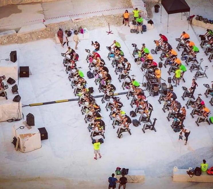 Spinning si fa in cava, settanta biciclette nel cuore delle Apuane