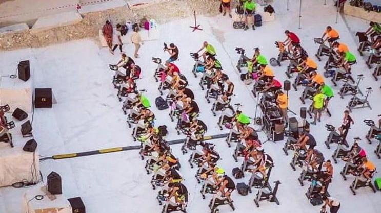 Spinning si fa in cava, settanta biciclette nel cuore delle Apuane