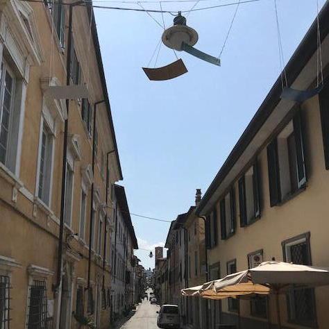 Le altalene sole e isolate in quella via del centro