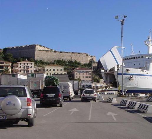 Ampliamento delle banchine Parte una raccolta di firme 