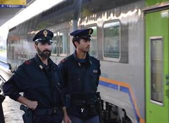 Deruba una donna mentre gioca alle slot: arrestato dalla Polfer